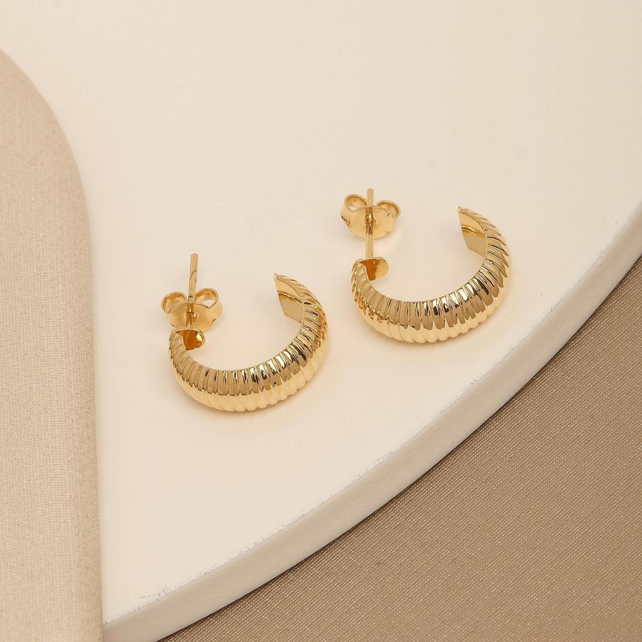 Petite Bella Ribbed Hoops