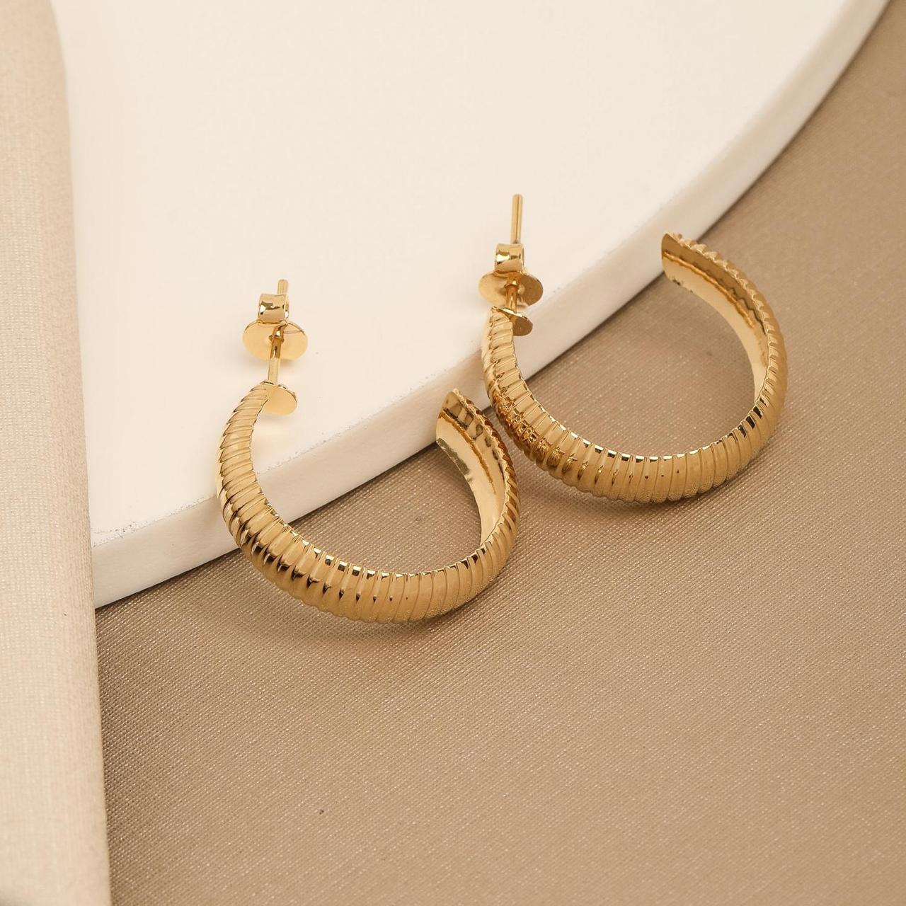 Small Bella Ribbed Hoops